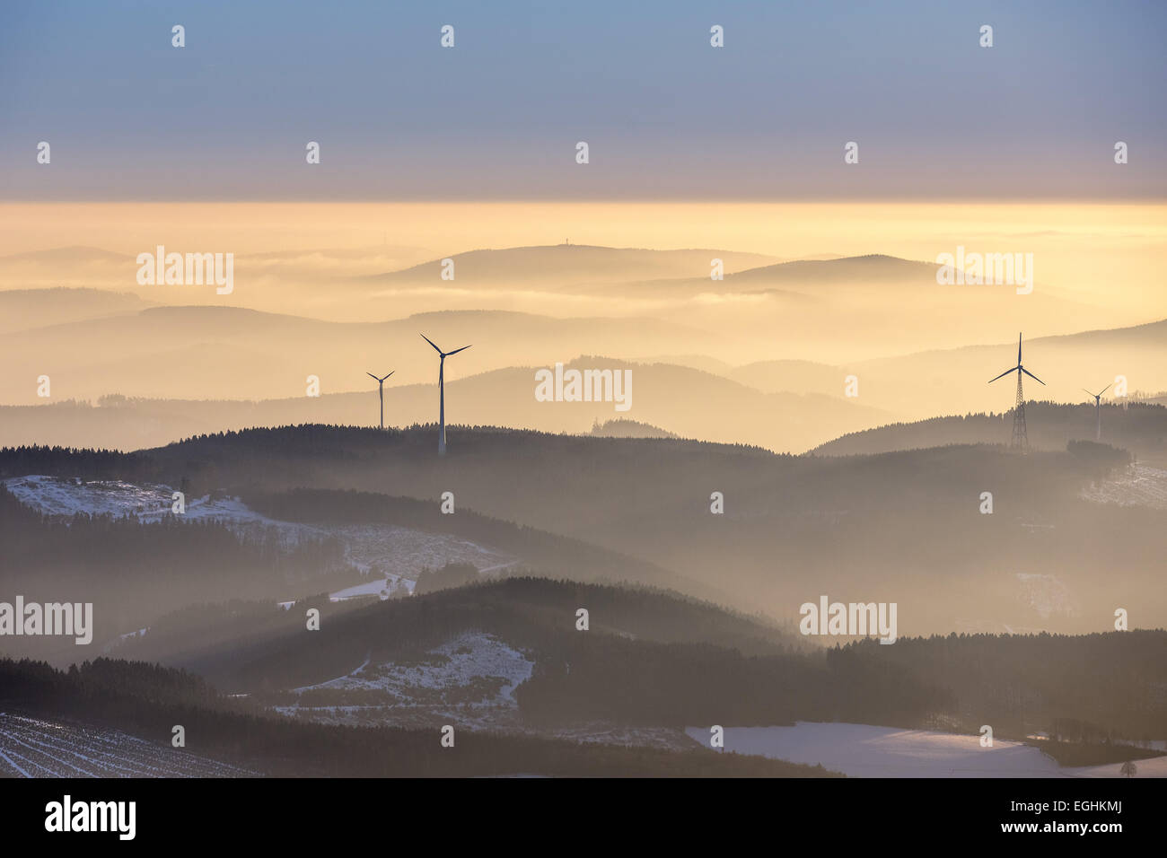 Windkraftanlagen, Hügel, Eslohe, Sauerland, Nordrhein-Westfalen, Deutschland Stockfoto