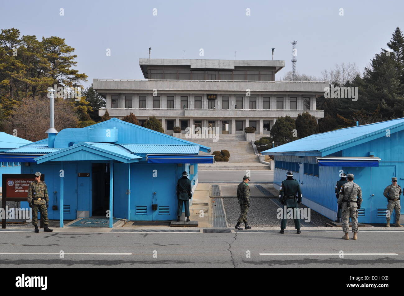 Soldaten bewachen die entmilitarisierte Pufferzone, die die Grenze zwischen Südkorea und das kommunistische Nordkorea bildet. Die Zone, die durch den Waffenstillstand am Ende des Koreakrieges 1953 gegründet, liegt ca. 60 km nördlich von Seoul. Es gehört zu den weltweit am stärksten bewachten Bereichen mit den härtesten Sicherheitsmaßnahmen. Die Demarkationslinie entlang der 38th parallel, flankiert von der Pufferzone, die ist 250 km lang und vier Kilometer breit, zielt darauf ab, eine mögliche neue militärische Konfrontation zwischen Südkorea und Nordkorea zu verhindern. (CTK Foto/Lucie Mikolaskova) Stockfoto