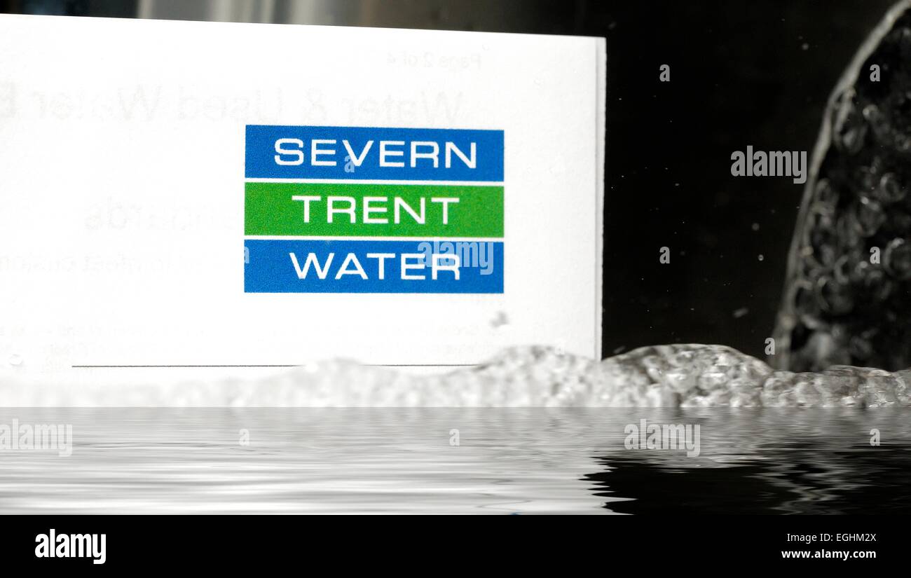 Severn Trent Wasser Stromrechnung mit Wasser im Hintergrund Stockfoto