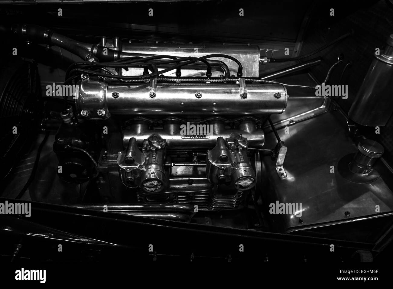Motor eines Sportwagens Delage 15 S 8 Grand Prix, 1931. Schwarz und weiß. Stockfoto