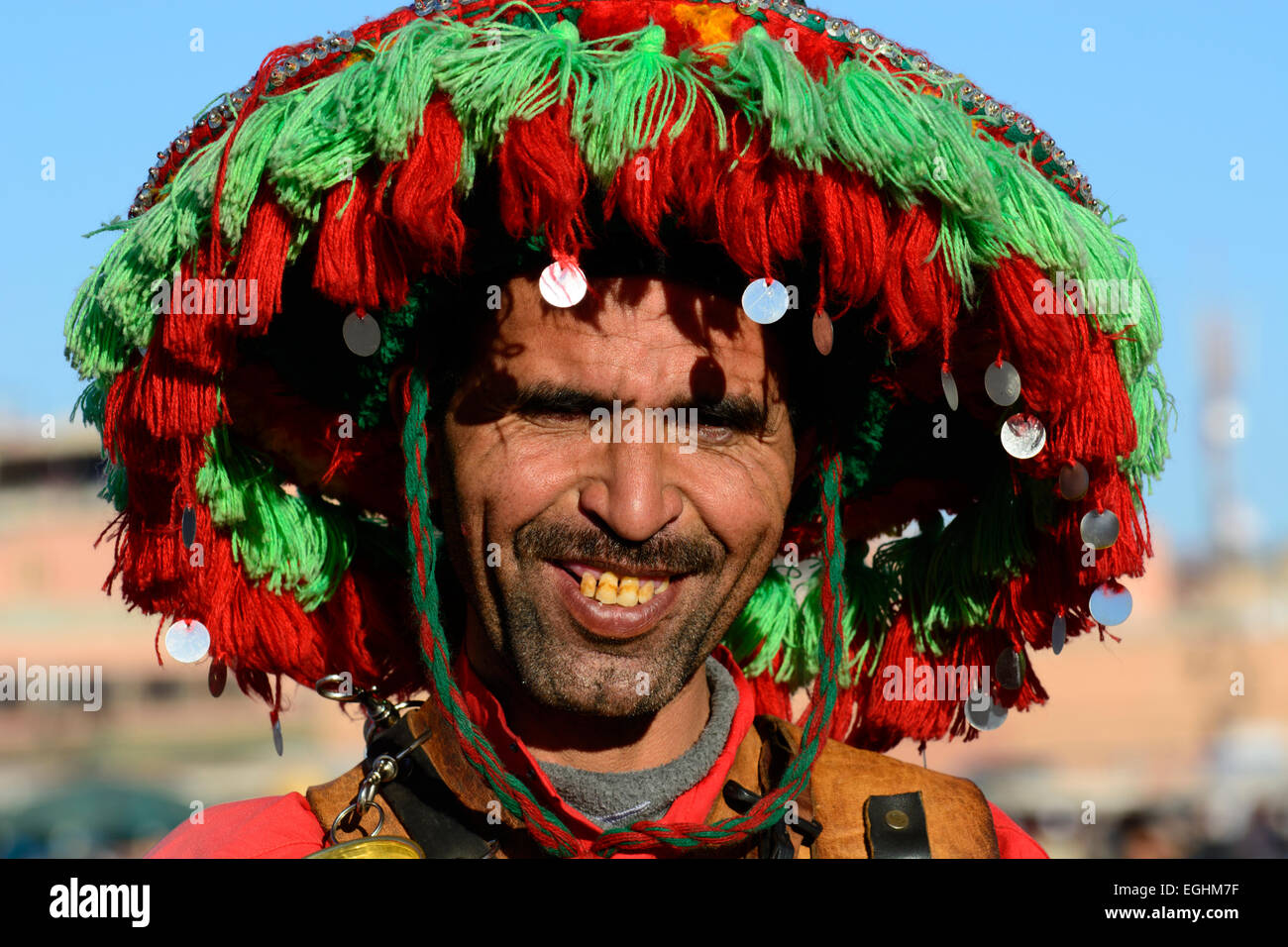 Wasserträger in Tracht, Djemaa El-Fna, Marrakesch, Marokko. Stockfoto