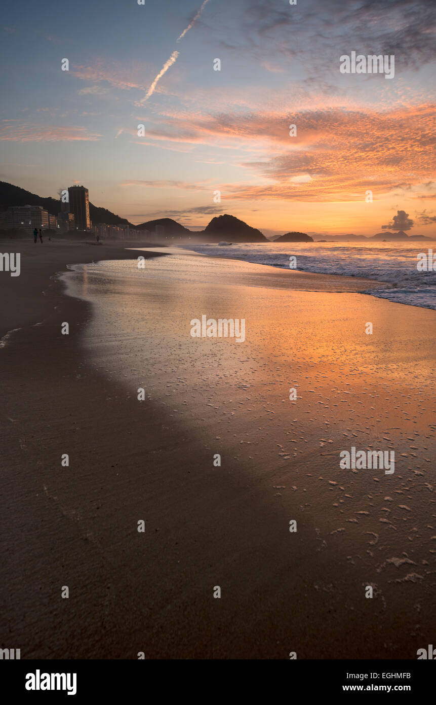 Copacabana-Strand bei Sonnenaufgang Rio De Janeiro, Brasilien, Südamerika Stockfoto