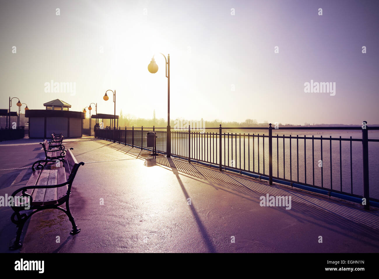 Retro Vintage gefilterte nostalgisches Bild Promenade gegen Sonne. Stockfoto