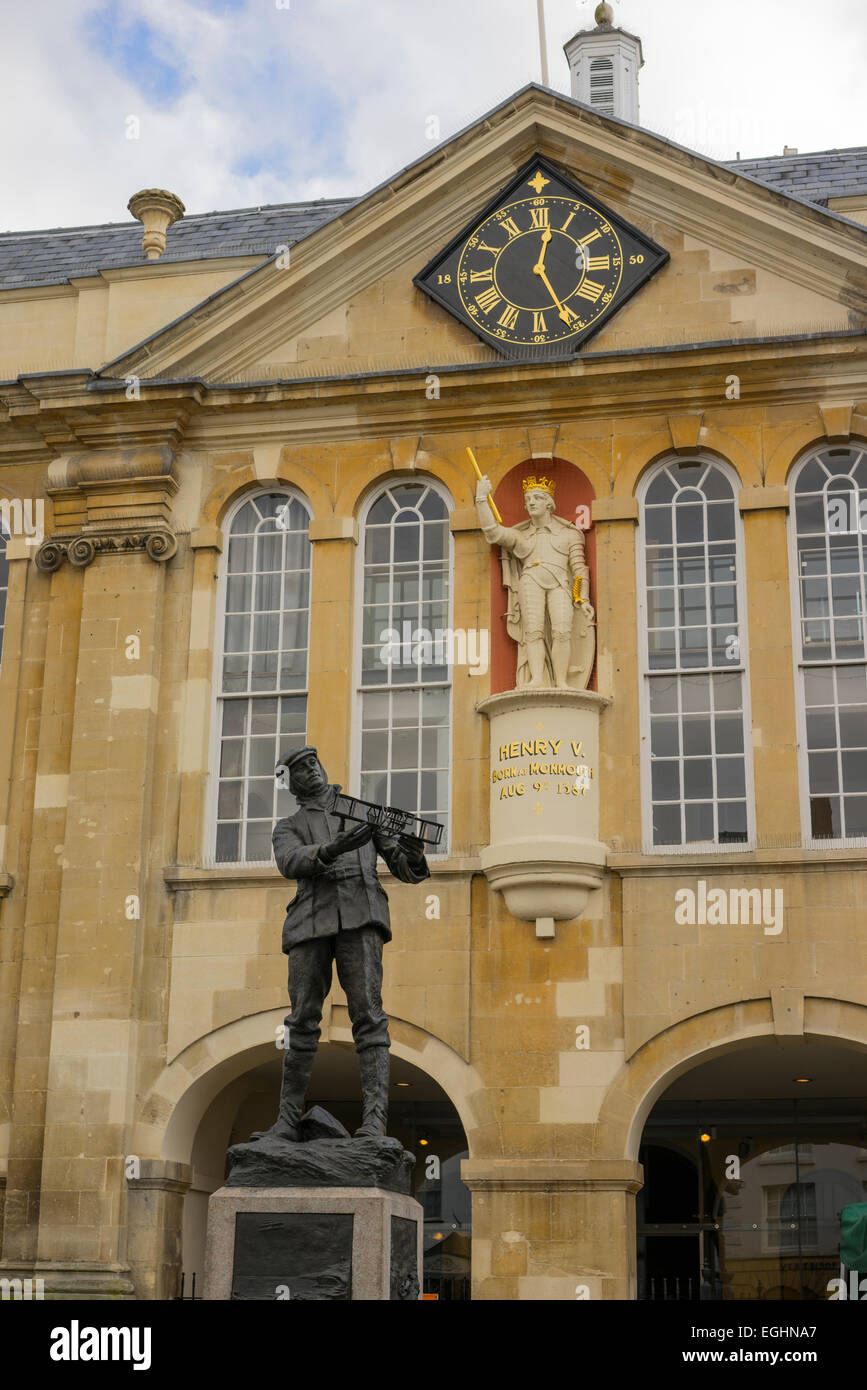 Statue der Luftfahrtpionier Charles Rolls steht vor der Shire Hall in Agincourt Square, Monmouth, Wales. Stockfoto