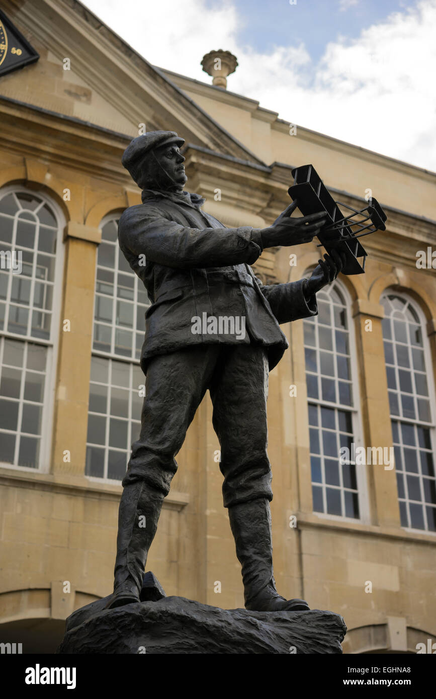 Statue der Luftfahrtpionier Charles Rolls steht vor der Shire Hall in Agincourt Square, Monmouth, Wales. Stockfoto