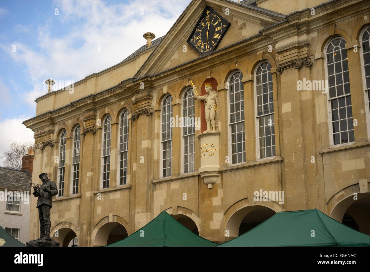 Statue der Luftfahrtpionier Charles Rolls steht vor der Shire Hall in Agincourt Square, Monmouth, Wales. Stockfoto