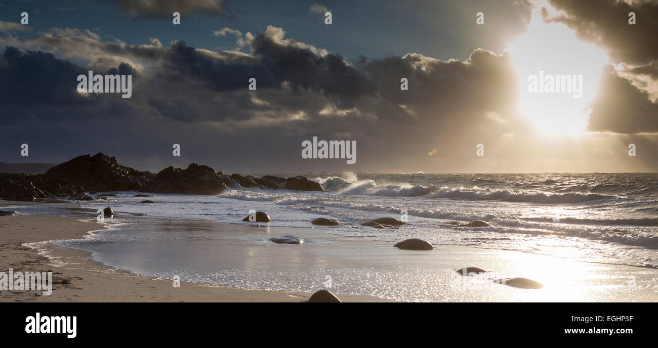 Sonne bricht durch die Wolken über Cornish Strand, 'Porth Nanven', Cornwall, England, UK, Panoramablick Stockfoto