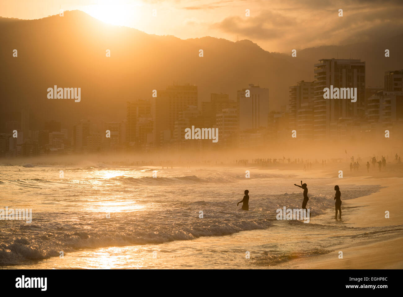 Ipanema-Strand bei Sonnenuntergang, Rio De Janeiro, Brasilien, Südamerika Stockfoto