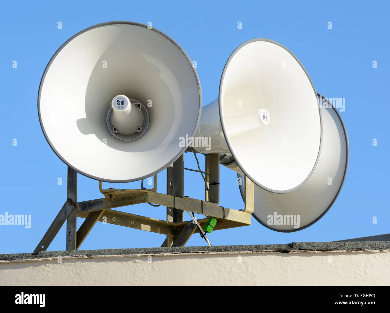 2 Megaphone auf dem Dach eines Gebäudes im Rahmen einer Lautsprecheranlage. Stockfoto