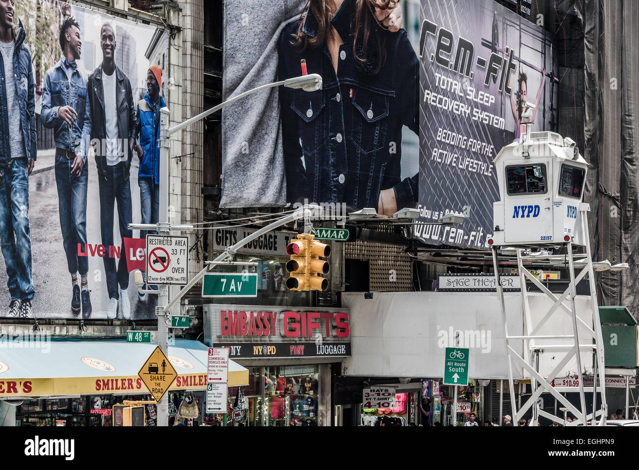 Ein New York Police Department Beobachtungsposten Blick auf Times Square in Midtown Manhattan, New York - USA. Stockfoto