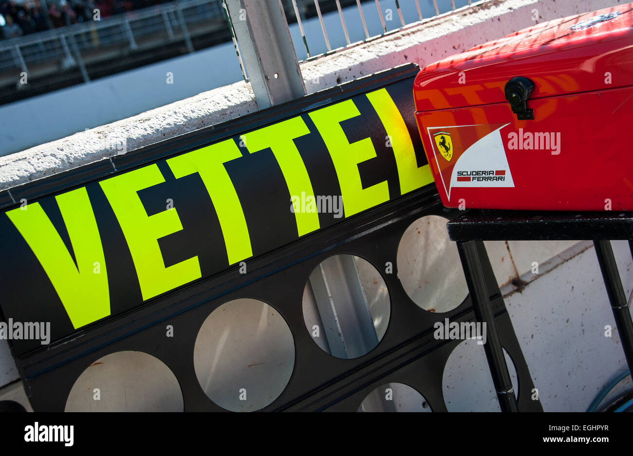 Name des Sebastian Vettel (GER) und roten Ferrari Metalbox, Formel-1-Test-Sitzungen, Circuit de Catalunya, Barcelona, Spanien. Stockfoto