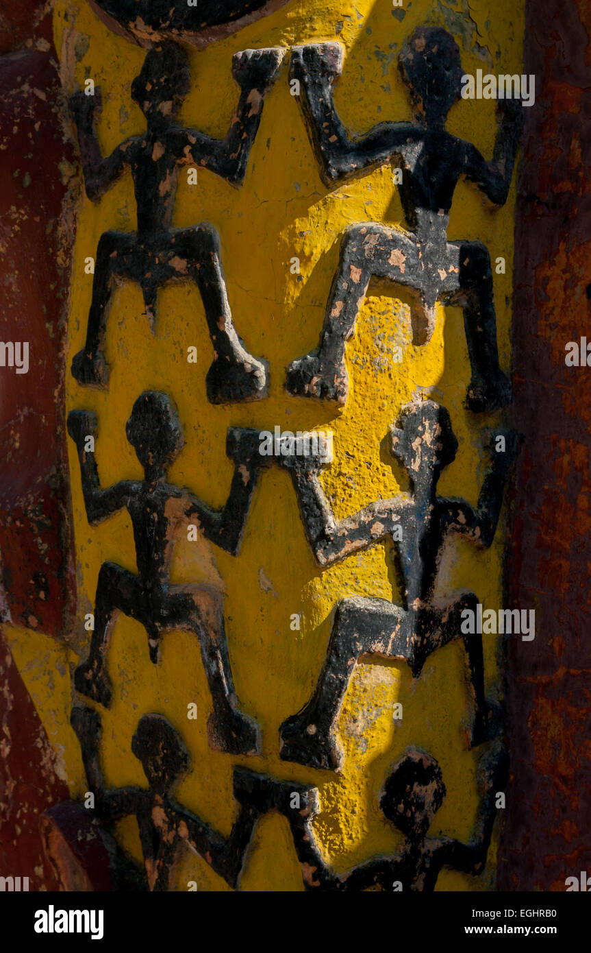 Ornamentales Relief von 'Manusia kangkang' (menschliche Figur mit gespreizten Beinen) ist an einem Torpfosten in Kupang, Ost-Nusa Tenggara, Indonesien, zu sehen. Stockfoto