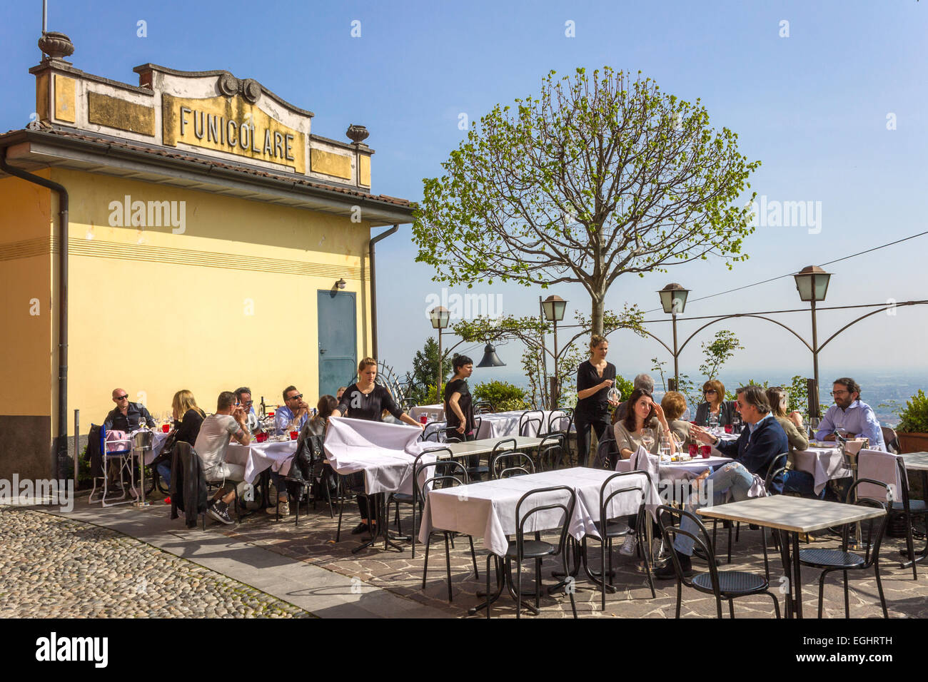 Italien, Lombardei, Bergamo Alta, Restaurant auf dem Hügel San Vigilio Stockfoto