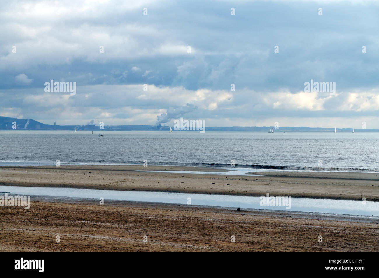 Swansea Bay mit Blick auf Port Talbot Steel Works, Wales, UK. Stockfoto