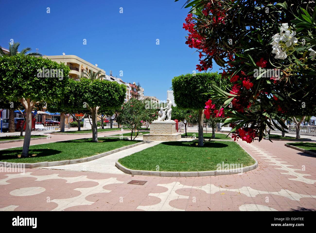 Blick entlang der von Bäumen gesäumten Promenade, Garrucha, Provinz Almeria, Costa Almeria, Andalusien, Spanien, Westeuropa. Stockfoto