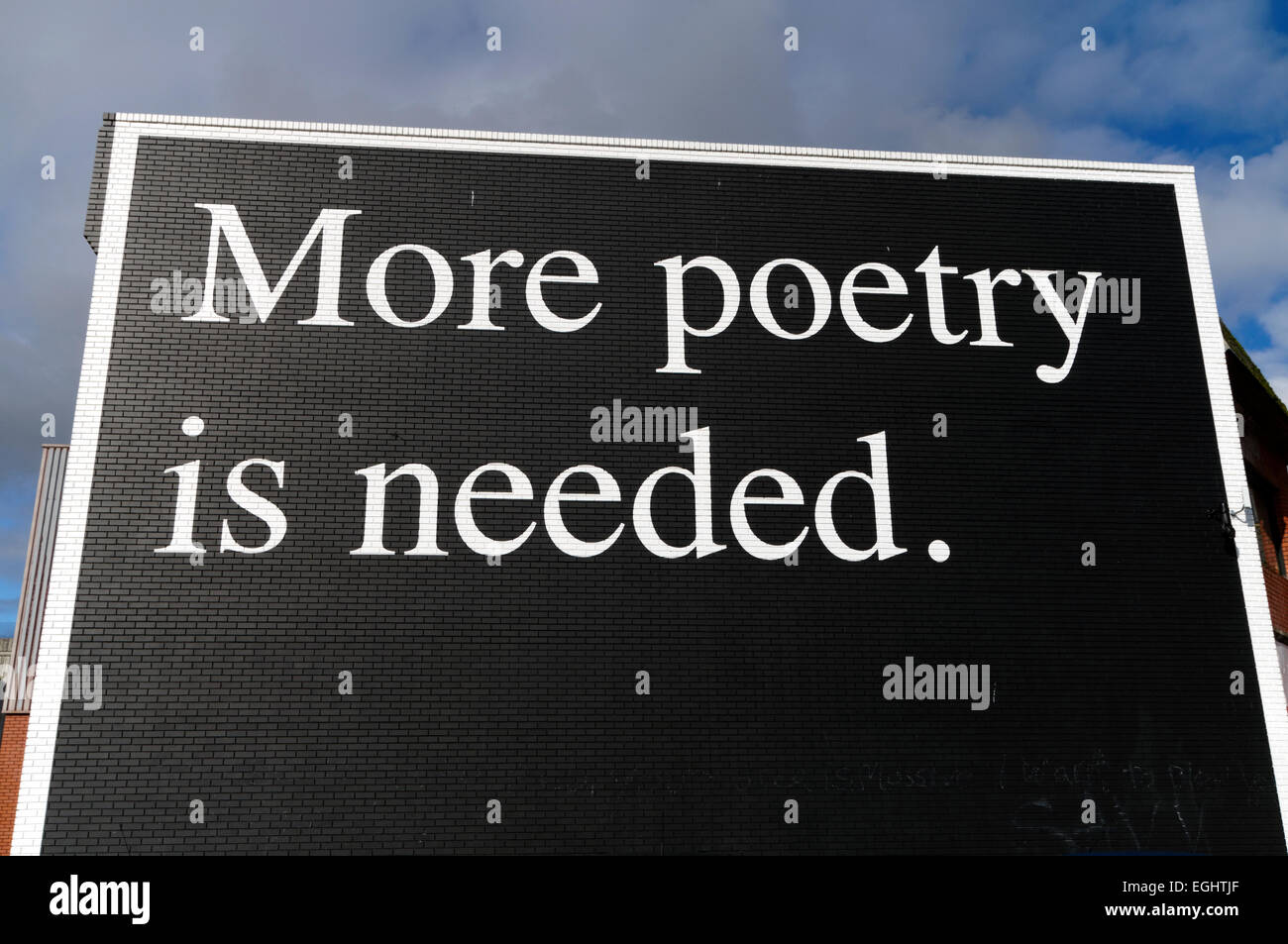 "Jeremy Deller, benötigen mehr Poesie" an Wand in Swansea, Südwales, Großbritannien gemalt. Stockfoto