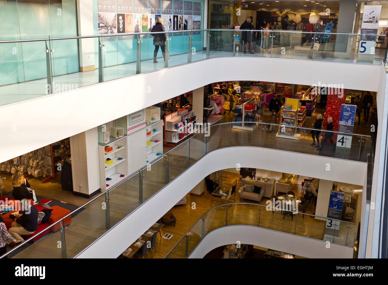 John Lewis sehr beliebt größten Store in der Oxford Street in London verkaufen Home Furnishings, Fernseher, Beleuchtung, Kosmetik, Lebensmittel. Stockfoto