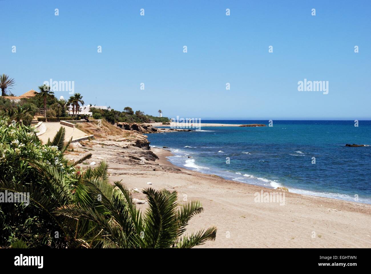 Blick entlang des Sandstrandes, Mojacar, Provinz Almeria, Andalusien, Spanien, Westeuropa. Stockfoto