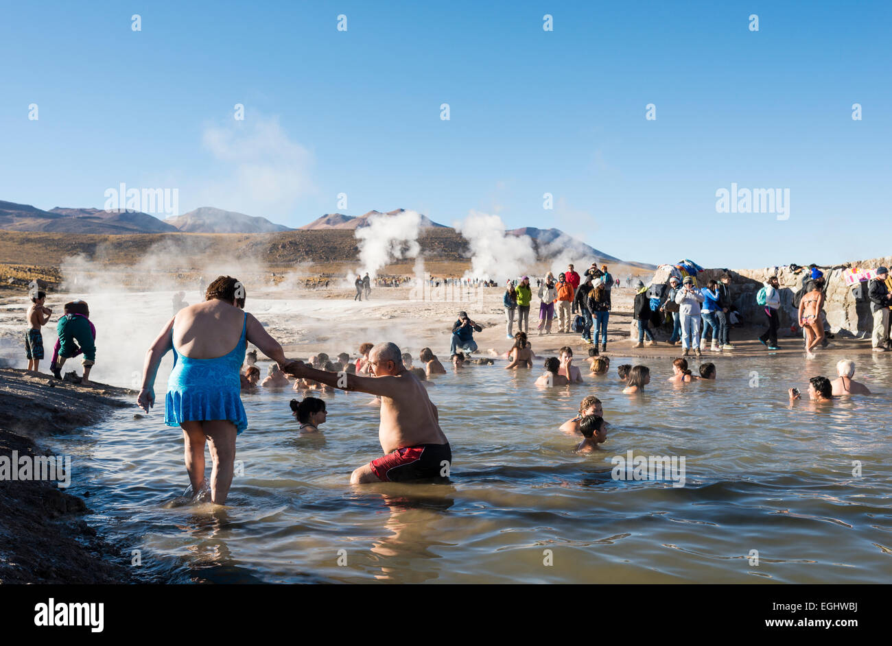 Menschen Baden in heißen Quellen (Baños de Puritama), Chile, Atacama-Wüste, Tatio Geysire und El Norte Grande Stockfoto