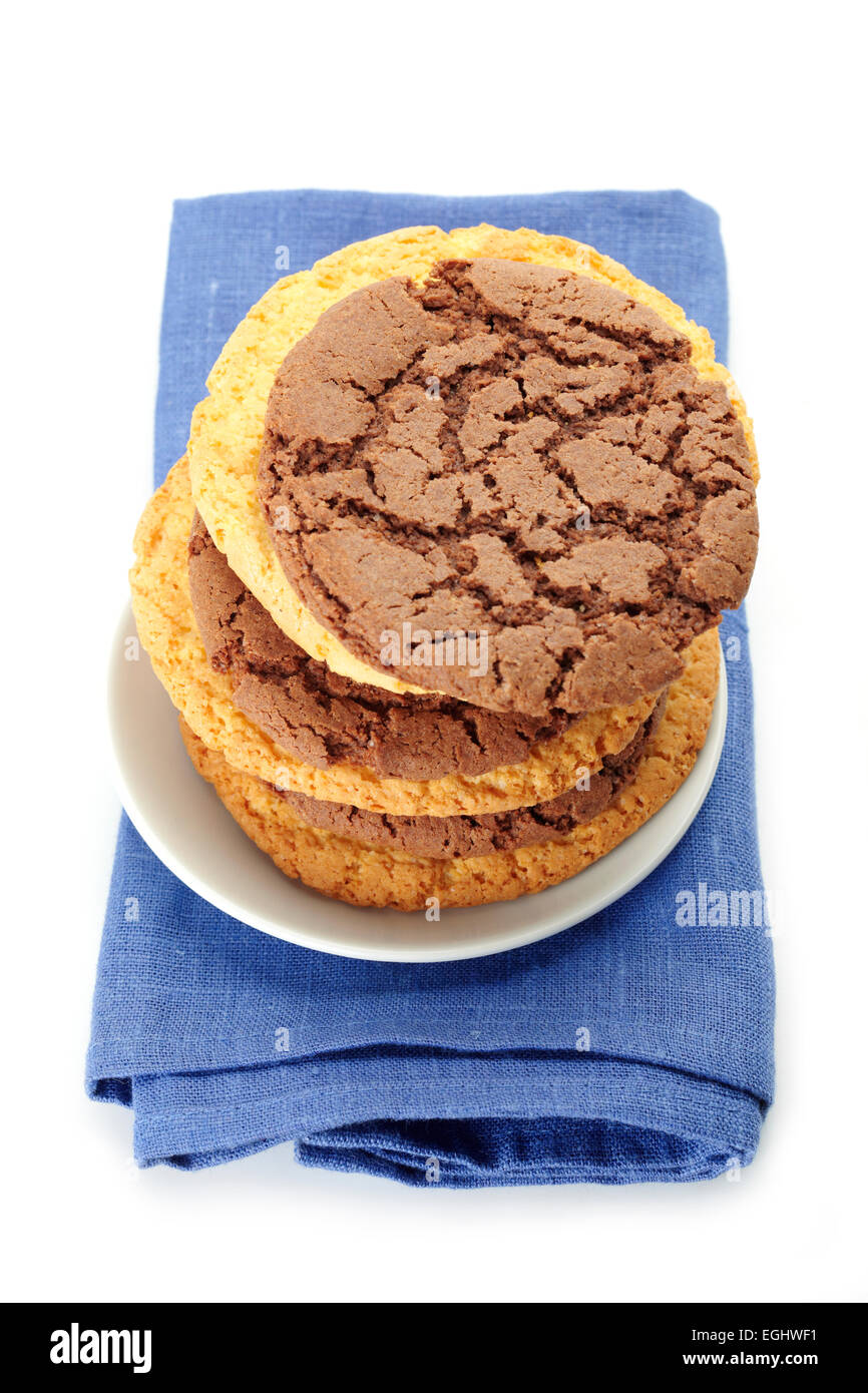 Hafer-Kekse und Schokolade Cookies auf einer blauen Serviette Stockfoto