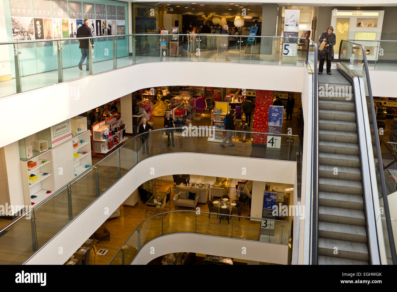 John Lewis sehr beliebt größten Store in der Oxford Street in London verkaufen Home Furnishings, Fernseher, Beleuchtung, Kosmetik, Lebensmittel. Stockfoto