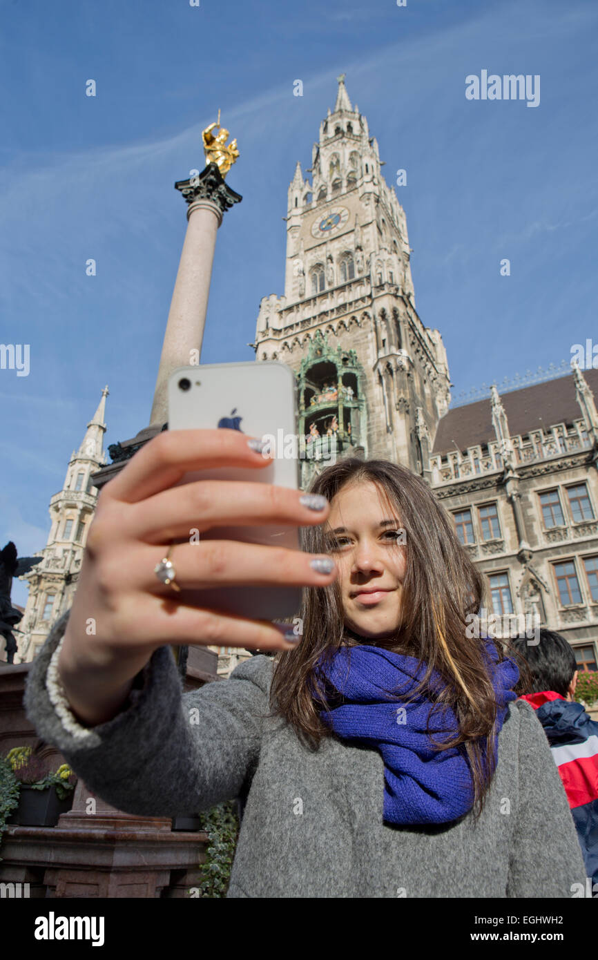 Selfie, Mädchen (14 Jahre alt), Marienplatz, Mariensäule auf dem Marienplatz, neues Rathaus, MunicUpper Bayern, Bayern, Deutschland Stockfoto