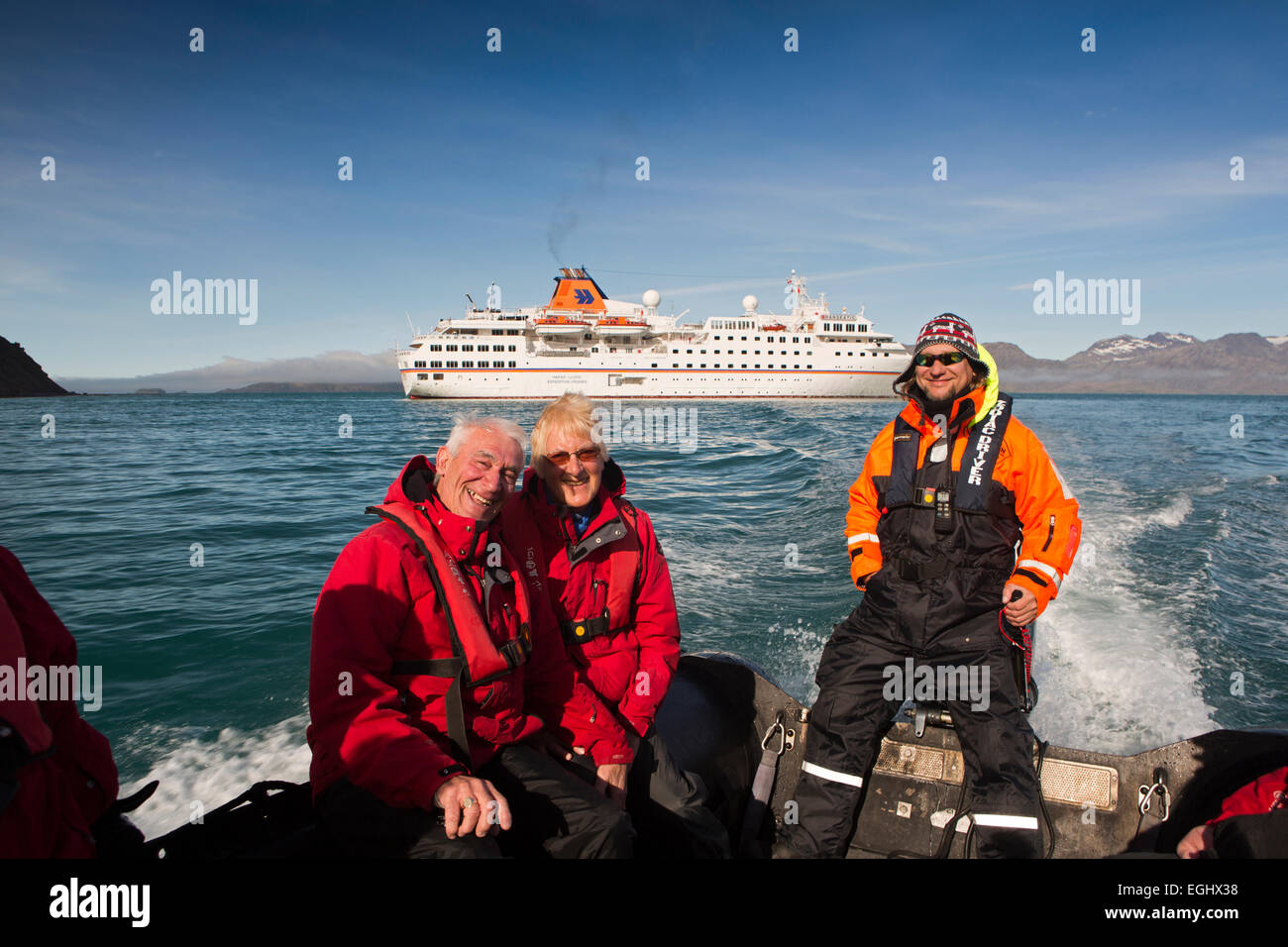 Süd-Georgien, Cumberland Bay, Grytviken, Passagiere von Kreuzfahrtschiffen auf Sternzeichen Ufer transfer Stockfoto