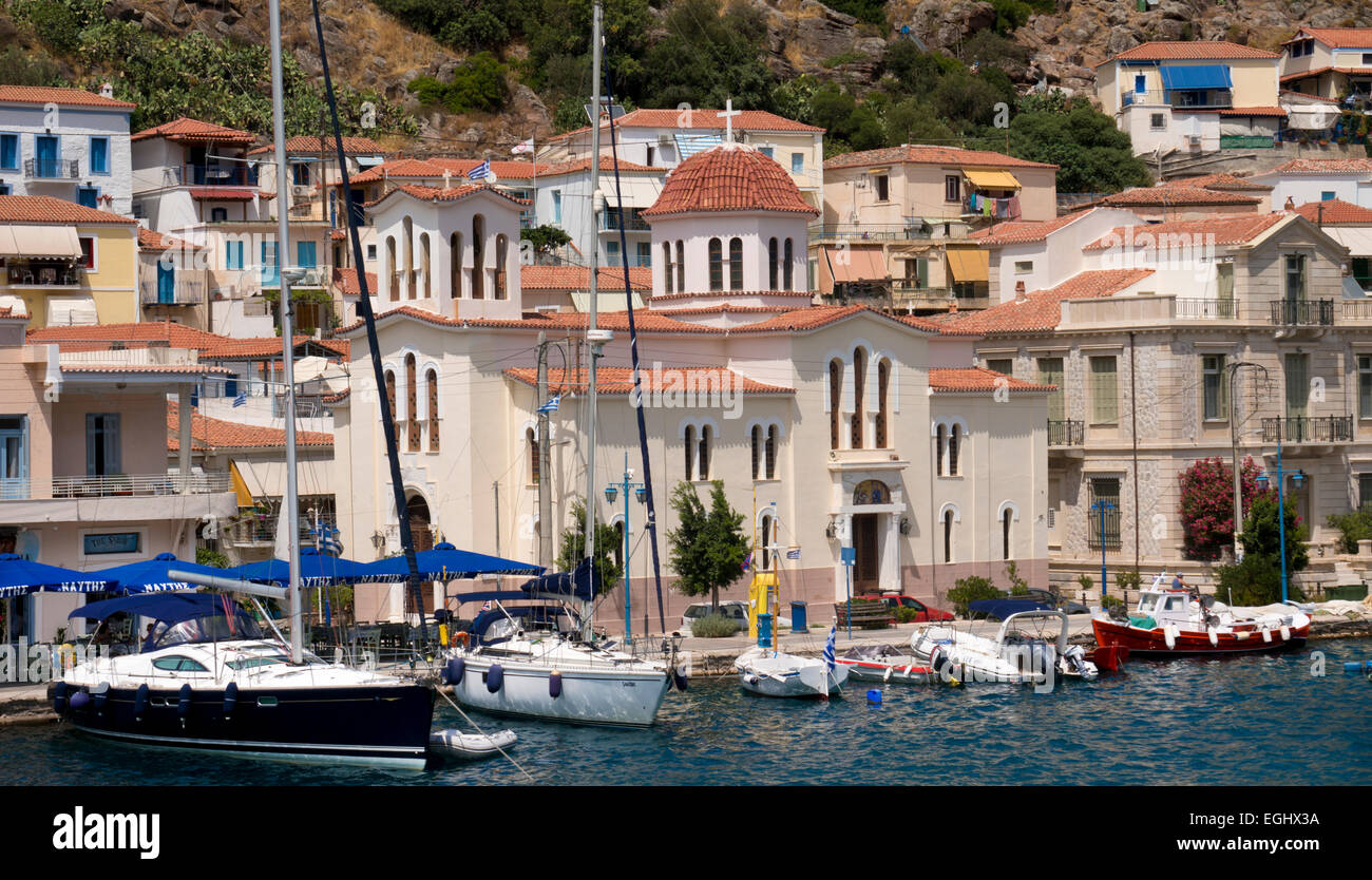 Kai und Kirche auf der Insel Poros, Argolis, Peloponnes, Griechenland Stockfoto