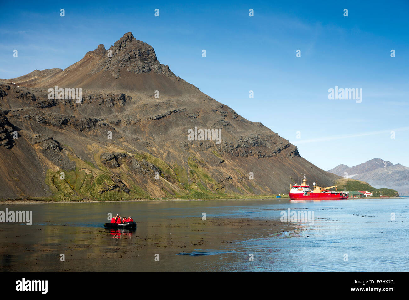 Süd-Georgien, Cumberland Bay, Grytviken, Passagiere von Kreuzfahrtschiffen auf Sternzeichen Ufer transfer Stockfoto