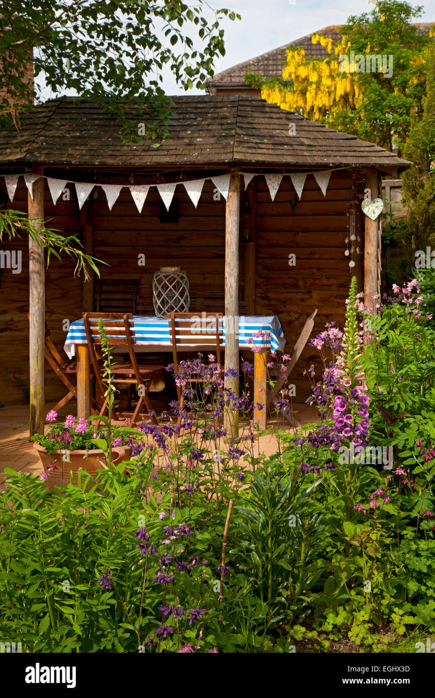 Holz im freien Sommerhaus im englischen Garten Stockfoto