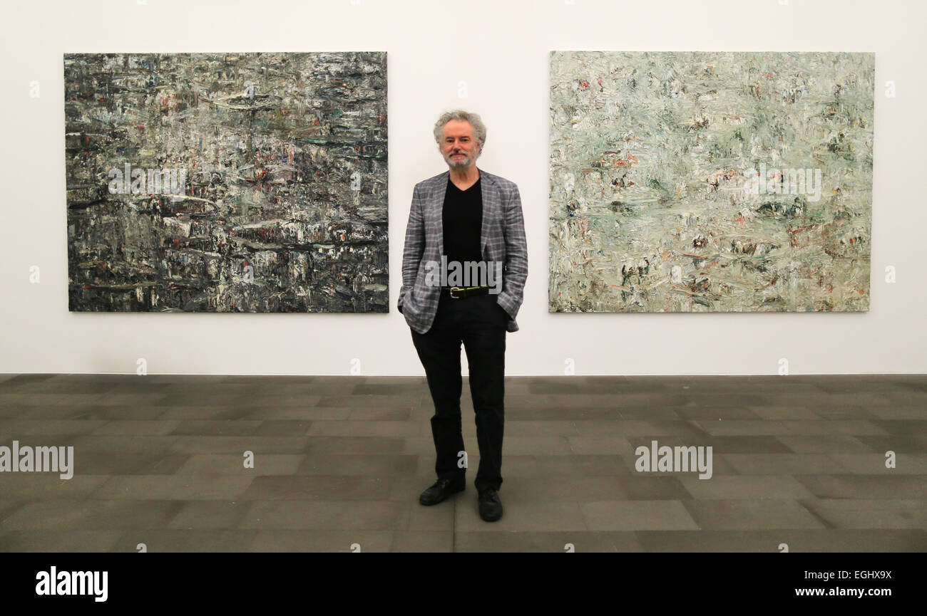 Duisburg, Deutschland. 25. Februar 2015. Deutsche Künstler Ralph Fleck steht vor seiner Gemälde im Kuppersmuehle-Museum in Duisburg, Deutschland, 25. Februar 2015. Die Retrospektive zeigt rund 100 Werke des Künstlers Ralph Fleck auch Landschaften und Stillleben. Foto: MARCEL KUSCH/Dpa/Alamy Live News Stockfoto