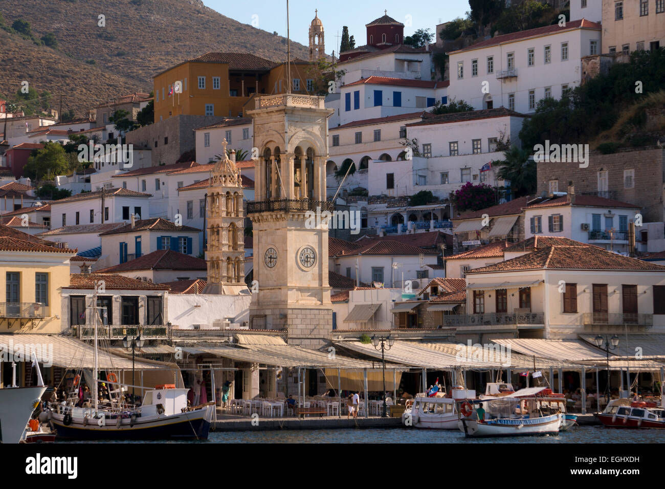 Kai und Stadt auf der Insel Hydra, Argolis, Peloponnes, Griechenland Stockfoto