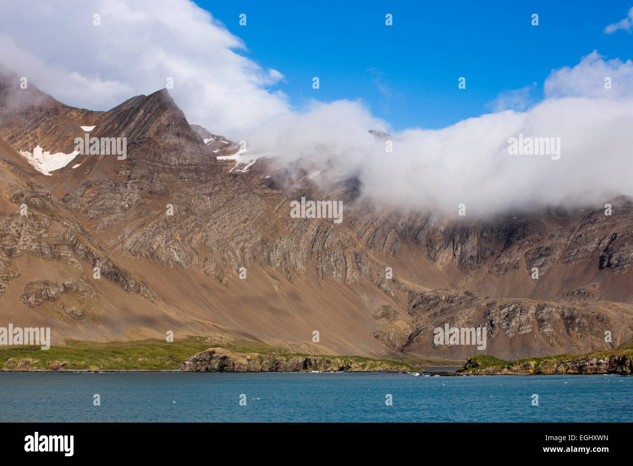 Süd-Georgien, Cumberland Bay, Jason Harbour, Wolke über geneigten Gesteinsschichten Stockfoto