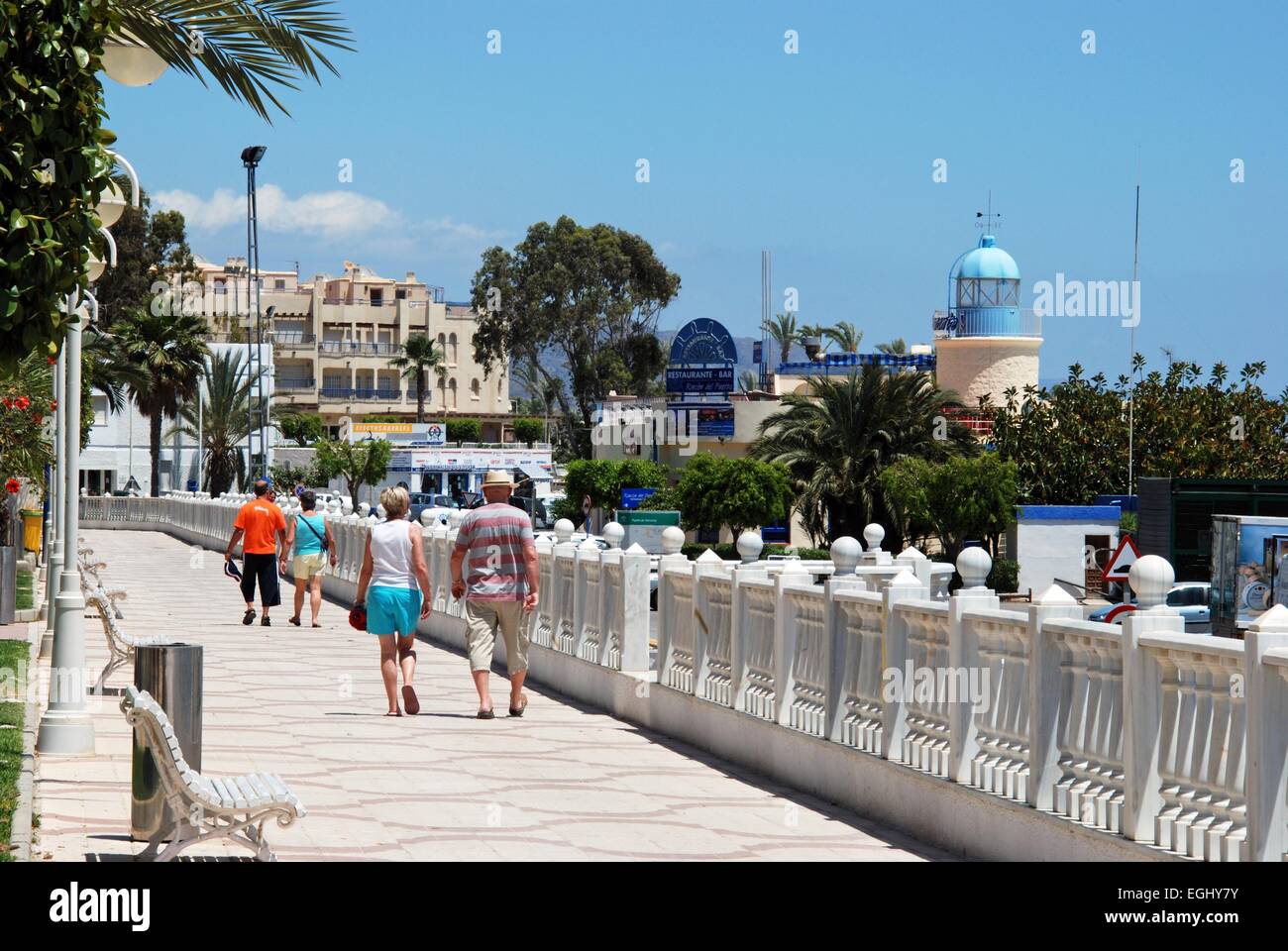 Touristen zu Fuß entlang der Promenade, Garrucha, Almeria Provinz, Costa Almeria, Andalusien, Spanien, Westeuropa. Stockfoto