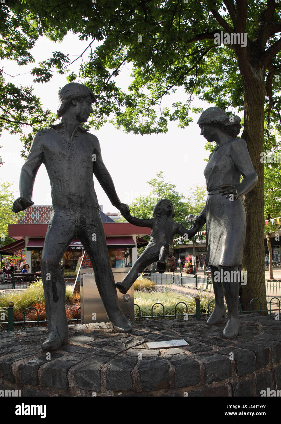 Statue, "Familienausflug" von John Ravera, Mell Square, Solihull Stockfoto