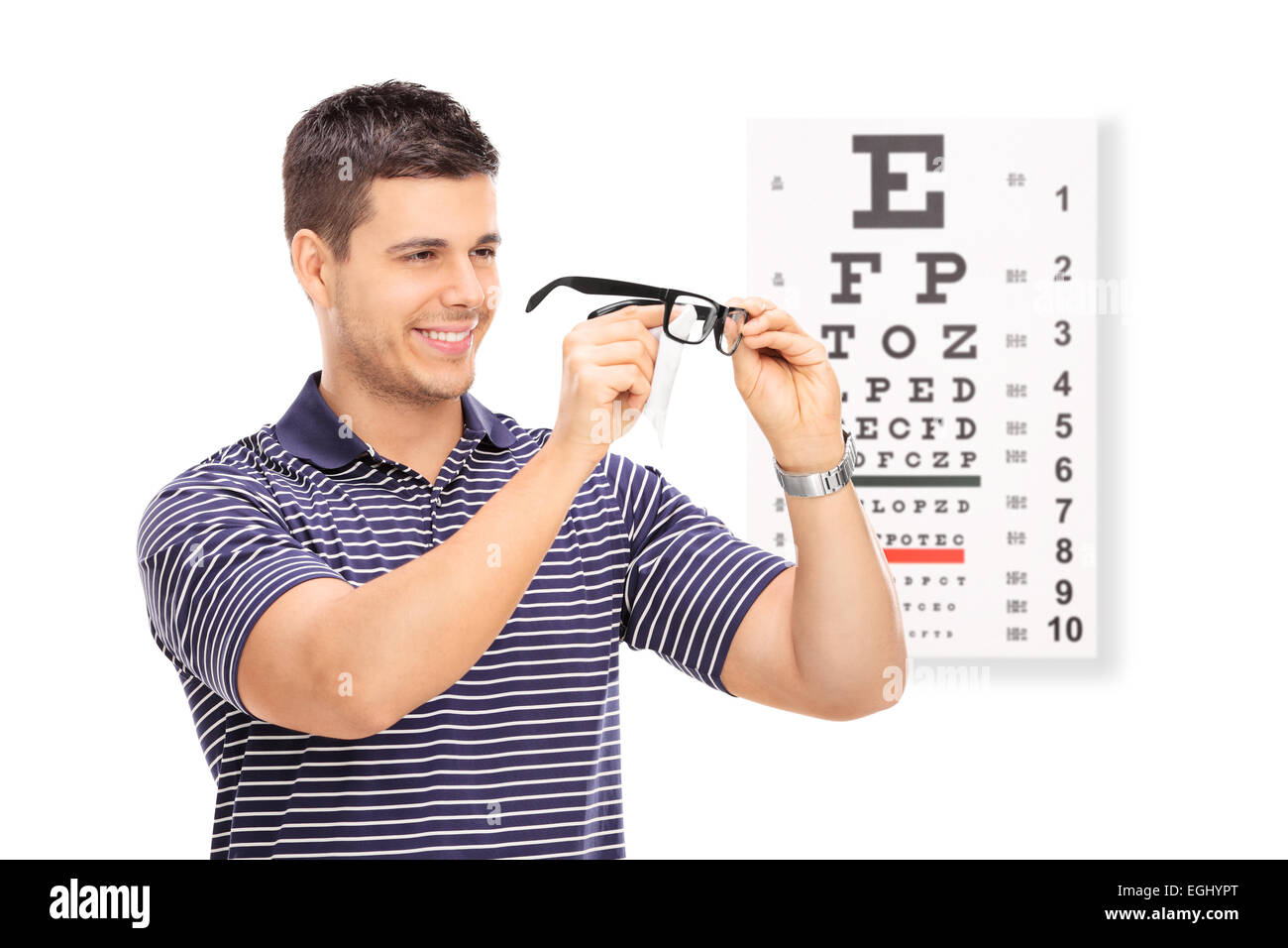 Mann wischte seine Brille vor ein Auge Tabelle isoliert auf weißem Hintergrund Stockfoto
