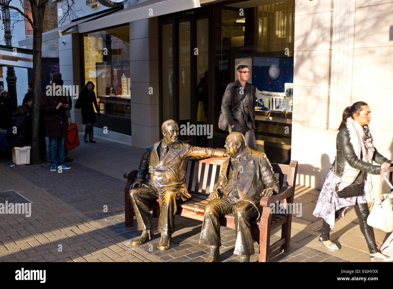 Franklin D.Roosevelt und Winston Churchill Bronze Statuen vor Patek Philippe Luxusuhren, Bond Street, Mayfair, London Stockfoto