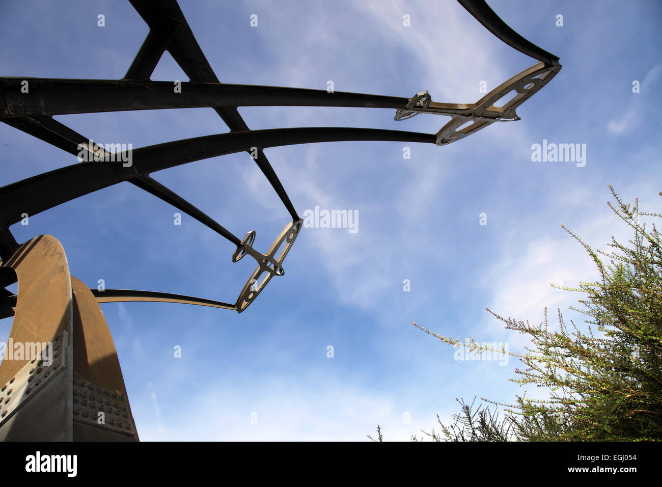 Sentinel ist eine 16m hohe Skulptur von Tim Tolkien, installiert auf Spitfire Insel, einem Kreisverkehr in Schloß Vale, Birmingham Stockfoto