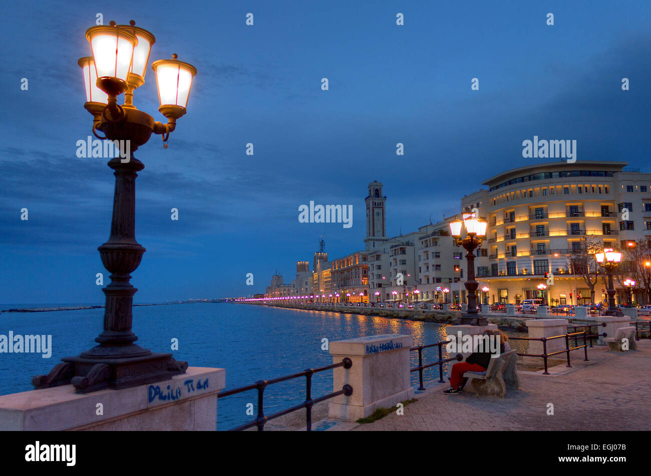 Italien, Apulien, Bari, direkt am Meer an der Dämmerung Stockfoto