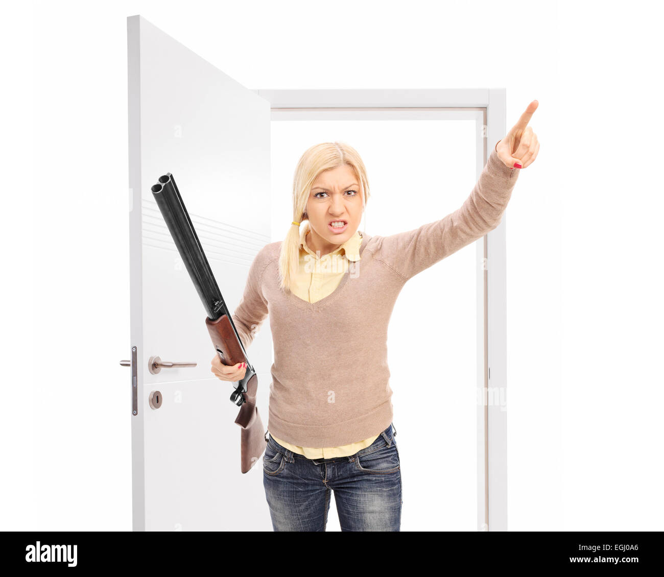 Böse Frau mit Waffe bedroht jemand isoliert auf weißem Hintergrund Stockfoto