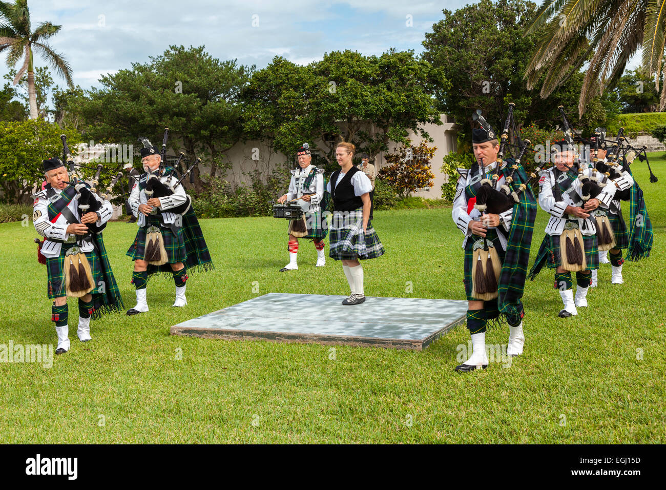 Kilted Mitglieder von den Bermuda-Inseln-Pipe-Band sowie ein Highland Dancer bei Fort Hamilton in Hamilton, Bermuda. Stockfoto