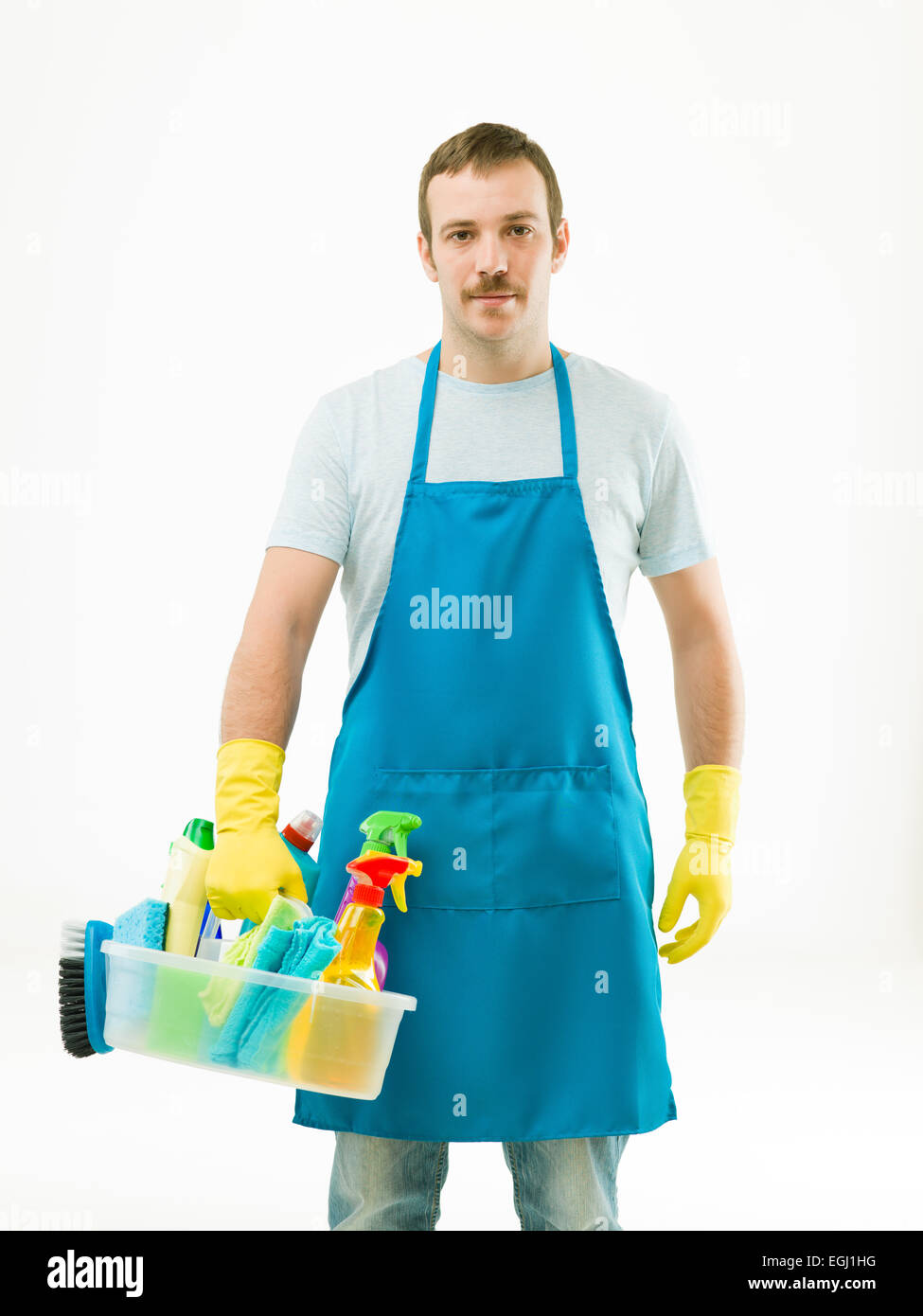 Kaukasische Hausmeister trägt Schürze und Holding-Becken mit Reinigungsmittel auf weißem Hintergrund Stockfoto
