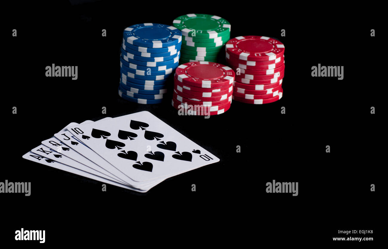 royal Flash auf schwarzen Tisch mit Pommes frites Stockfoto