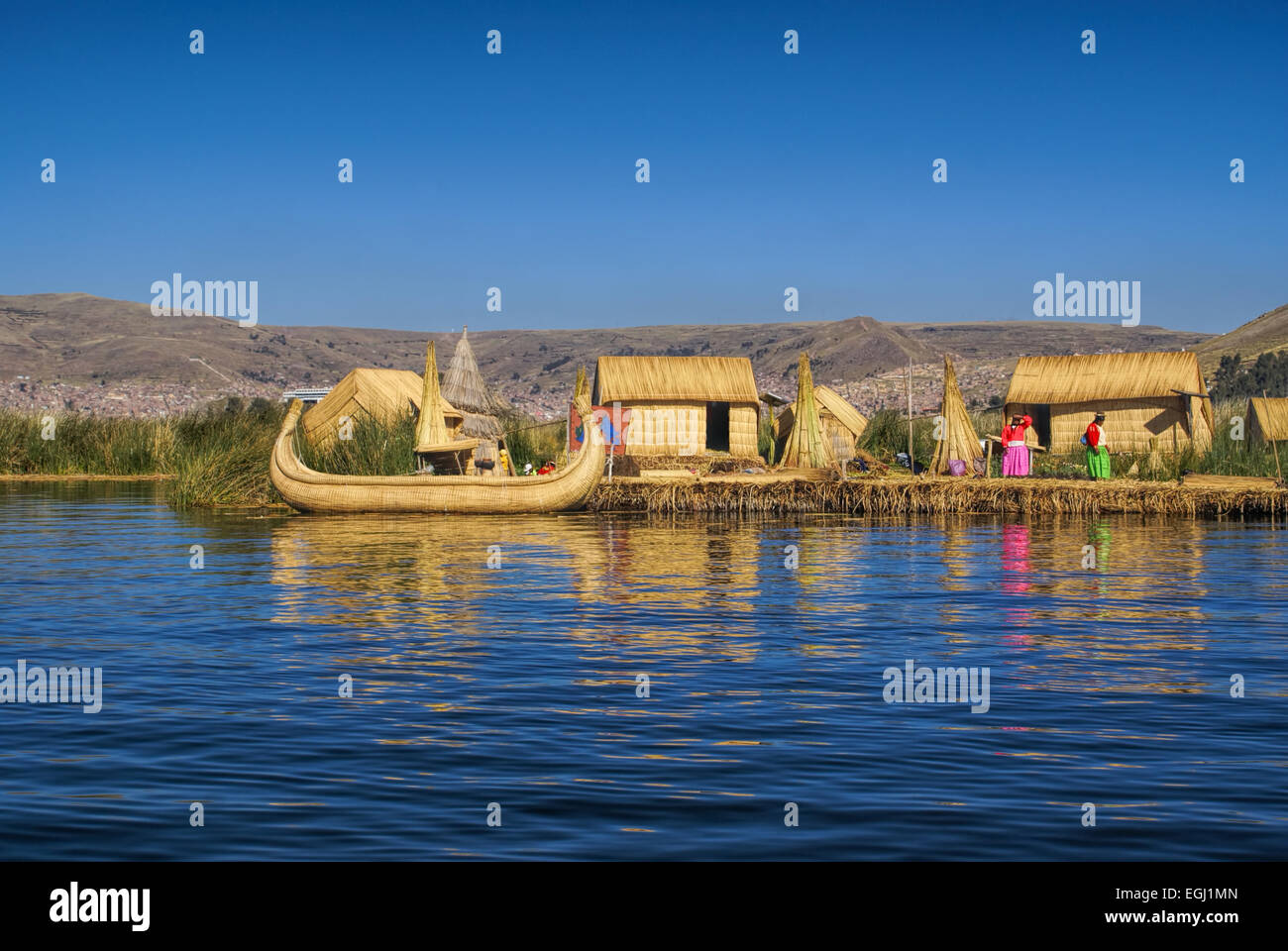 Traditionelles Dorf auf schwimmenden Inseln auf dem Titicacasee in Peru, Südamerika Stockfoto