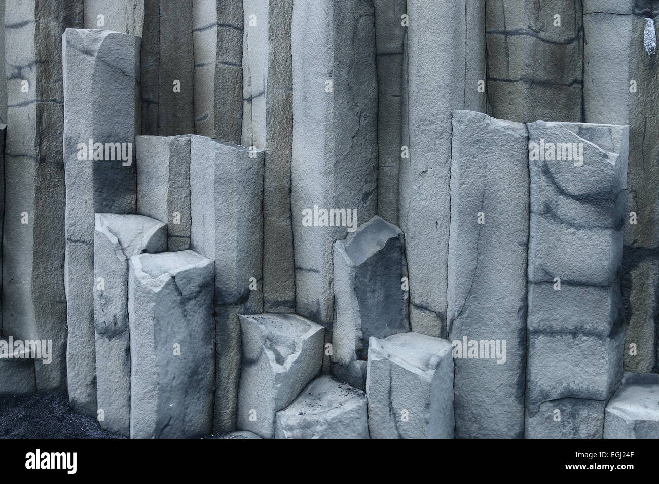 Sechseckige Säulen aus Basaltlava an der Atlantikküste von Vik, Island. Stockfoto