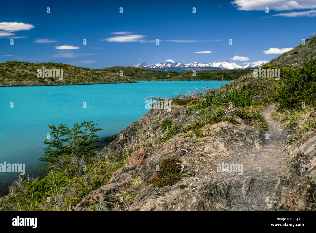 Malerische Aussicht auf klaren blauen See im Nationalpark Torres del Paine Stockfoto