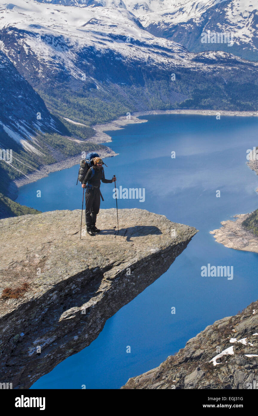 Wanderer eine Pause an der Spitze der Trolltunga Rock in Norwegen Stockfoto
