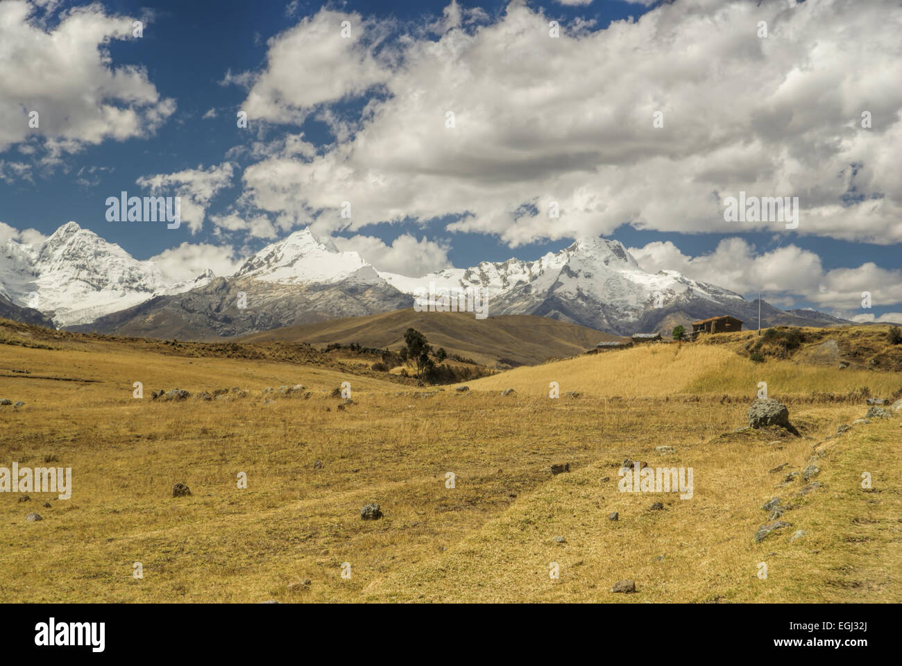 Wolken über sonnenbeschienene Wiesen der Cordillera Negra in Peru Stockfoto