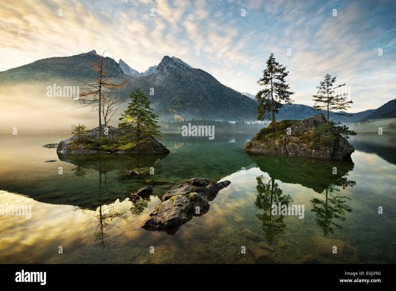 See-Hintersee, Berg, See, Alpen, Wasser, Morgen, Atmosphäre, Inseln, Bäume, Herbst, Berchtesgaden, Stockfoto