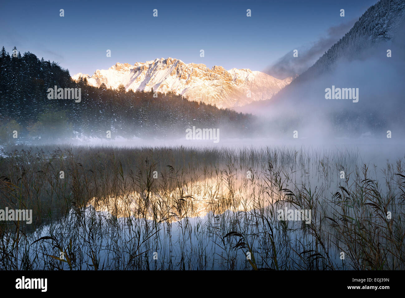 Berge, Alpen, See Ferchensee, Winter, Schnee, Nebel, Atmosphäre, blau, Stockfoto